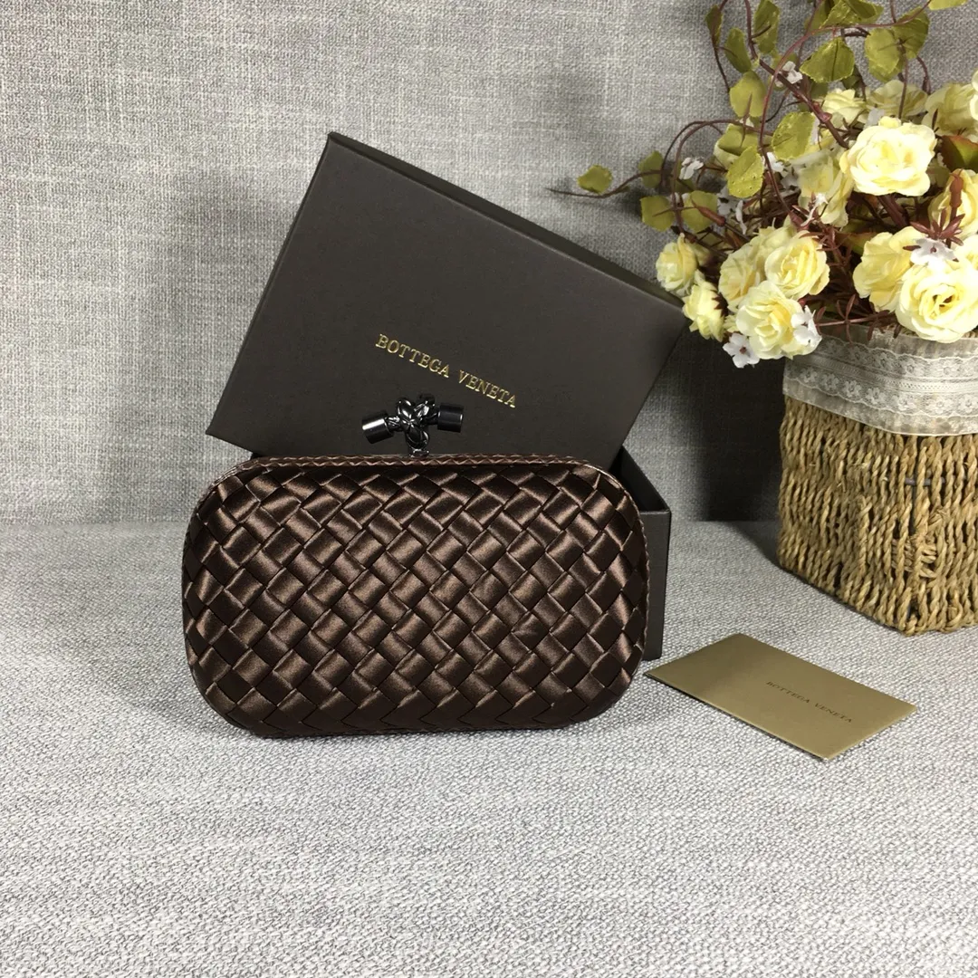 8651 Small Classic Dinner Bag ~~~Snake leather with ribbon ~~~Dense and slippery, not easy to fluff, can hold a small iPhone! Size: 16.5cm*10.5cm*6cm